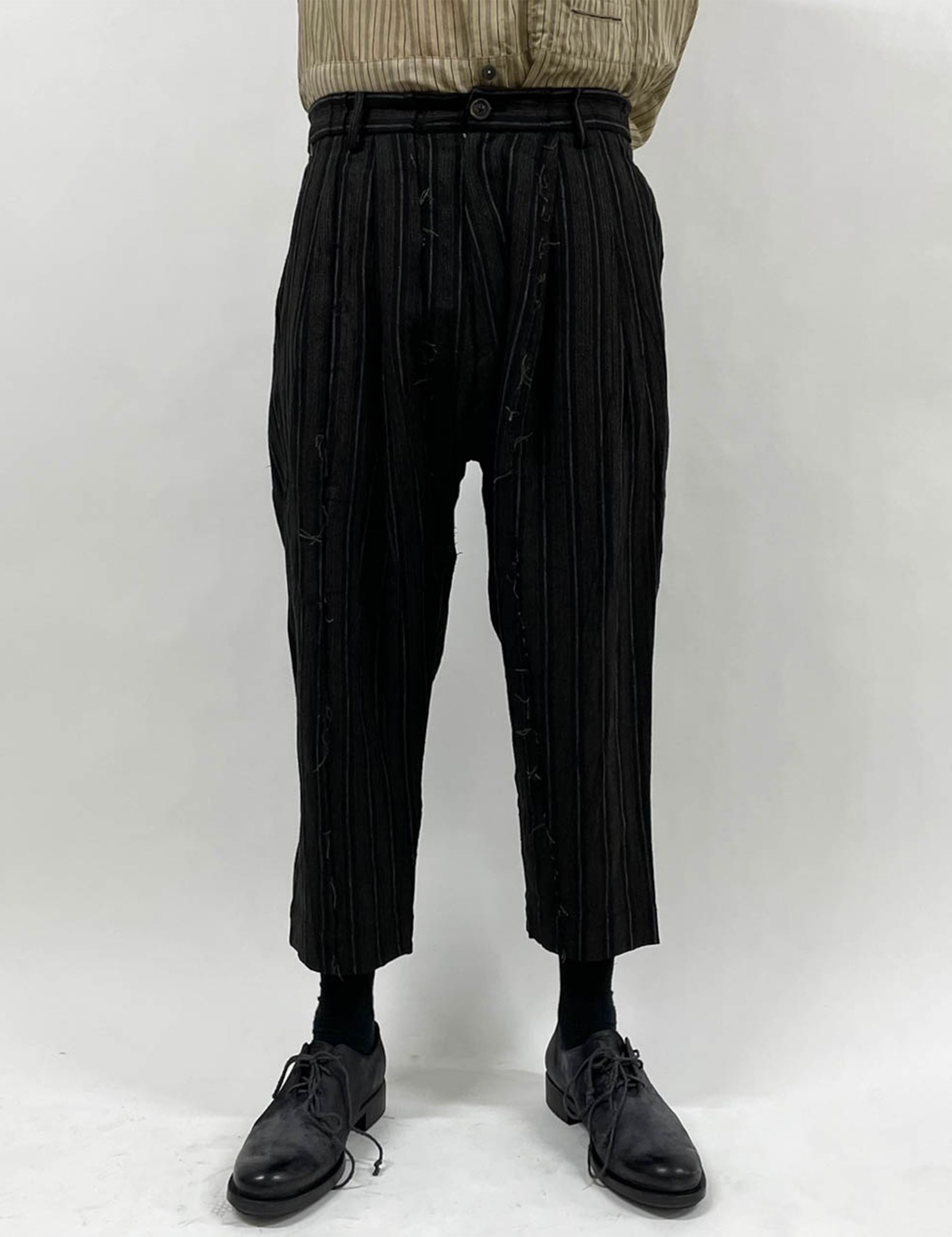 PLEATED DROP-CROTCH CROPPED TROUSERS