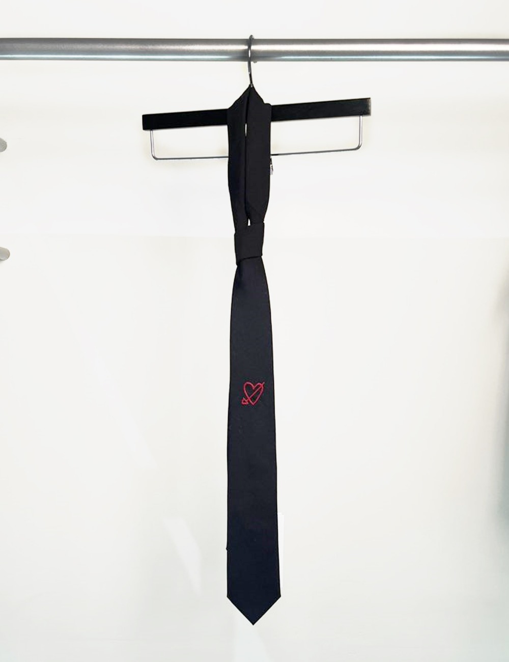HEART EMBROIDERED TIE_BLACK