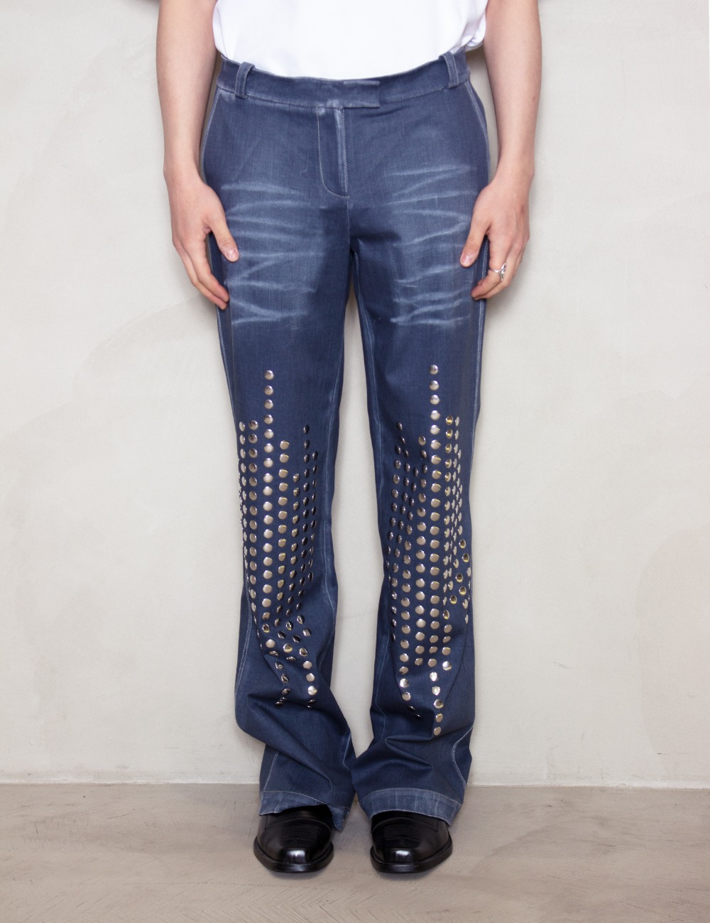 DISTRESSED STUDDED JEANS_BLUE